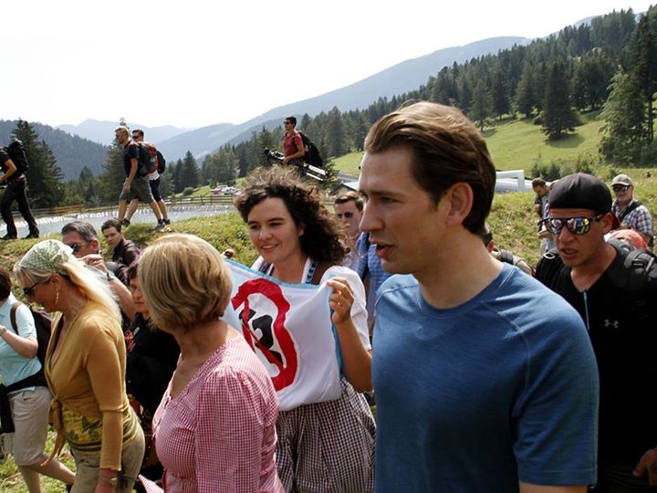 Sebastian Kurz ging heute mit hunderten Fans auf den Schneeberg – und Attac-Akti...
