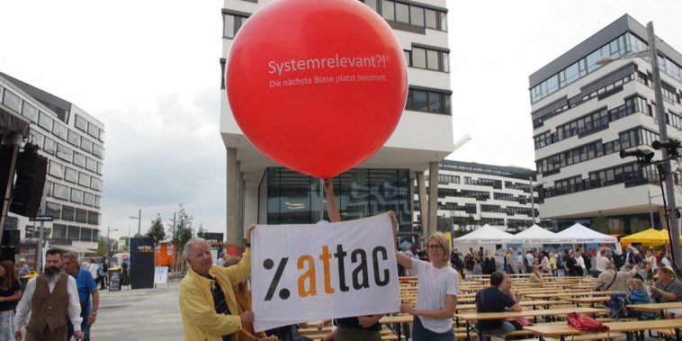 Bank-Austria-Eröffnung: Attac-Protestaktion mit Luftballons